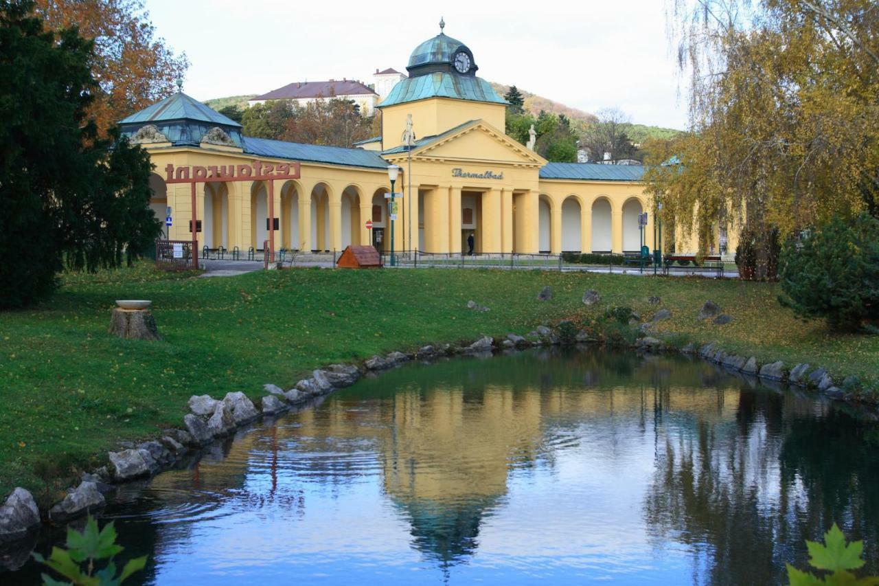 College Garden Hotel Bad Voeslau Exterior foto